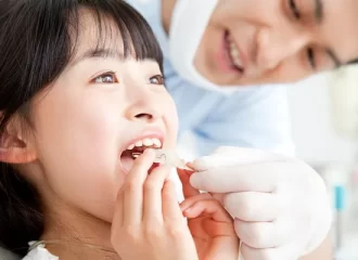 ワイヤー矯正の「後戻り」のリスクと予防について